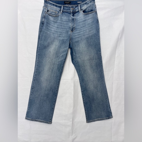Judy Blue Denim - Judy Blue Light Wash Straight Fit Jeans